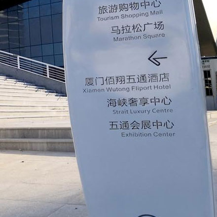 如何通過社交媒體網站設計吸引更多的用戶和互動?