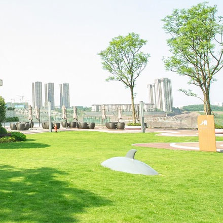 如何在標志設計中運用負空間和簡化手法?